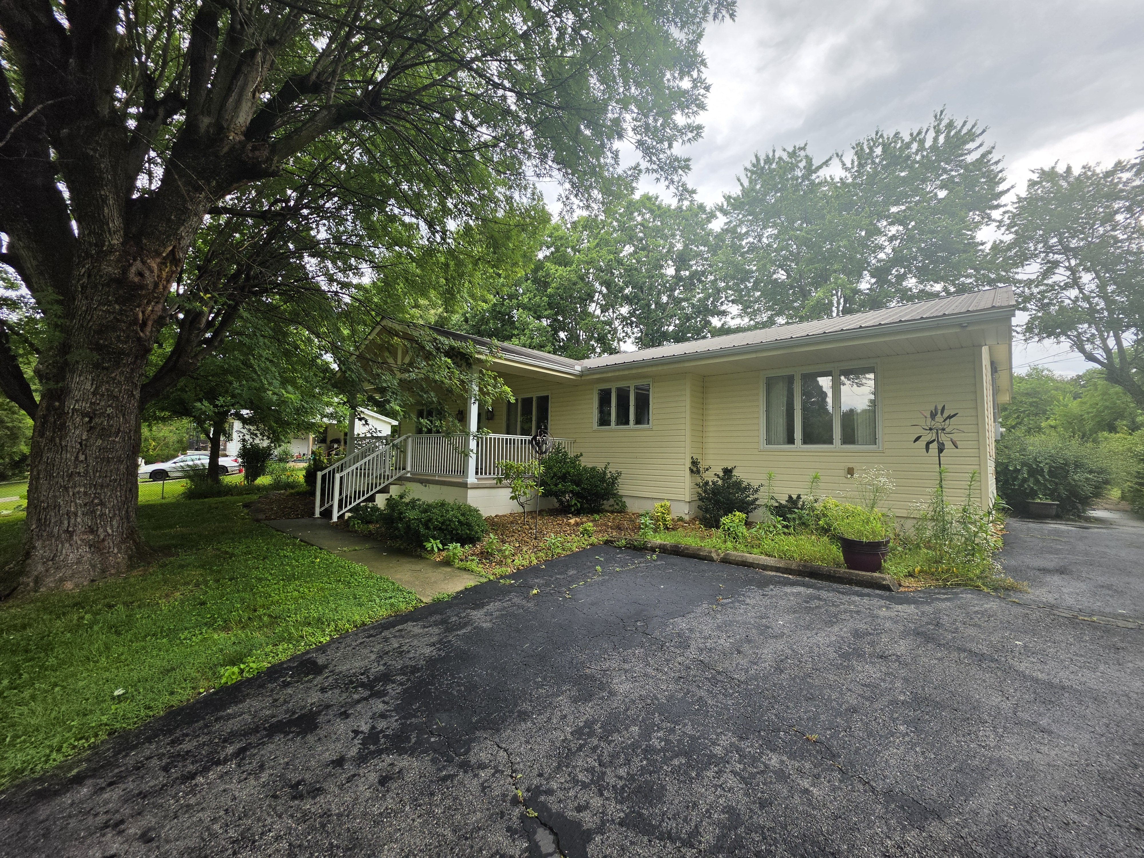 1014 Lake Shore Drive rental home in Jamestown, TN